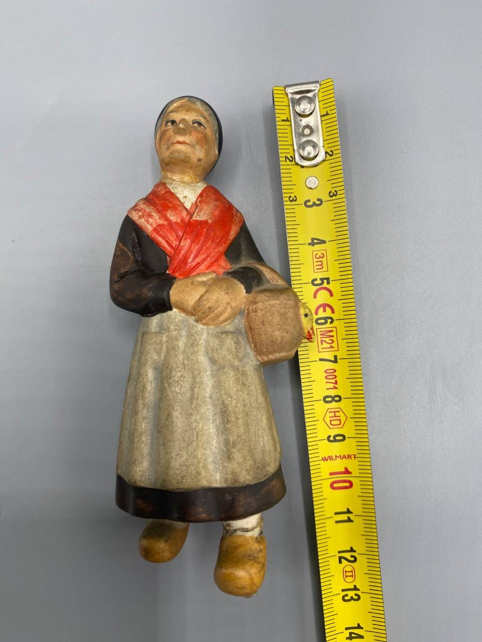Hauteur 12 cm statuette terre cuite paysanne travail français