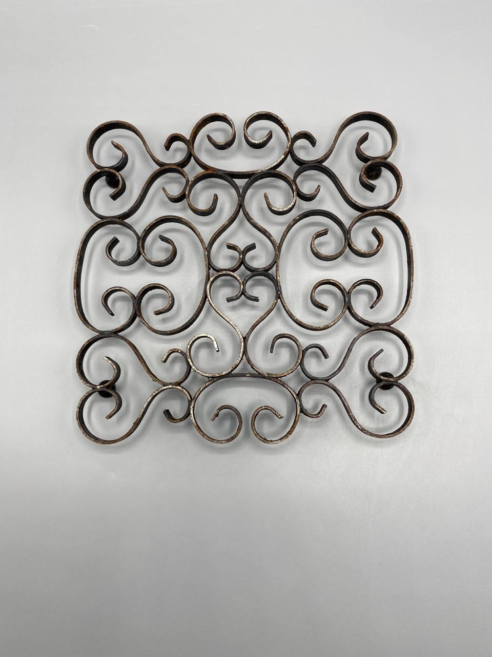 Dessous-de-plat fer forgé volutes arabesques composition carrée 20 cm patine noire