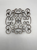 Dessous-de-plat fer forgé volutes arabesques composition carrée 20 cm patine noire