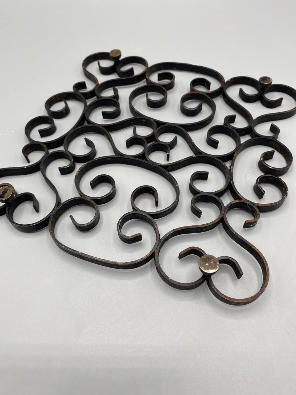 Détail volutes fer forgé patine noire brune billes verre dépoli
