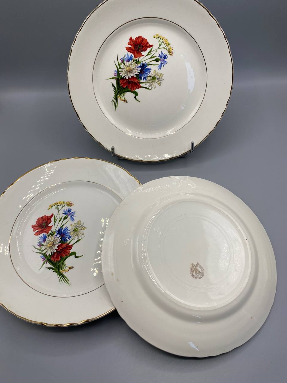Vue ensemble 3 assiettes Orchies Moulin des Loups fleurs des champs dont revers cachet