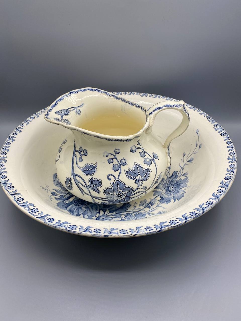 Service de toilette XENIA Sarreguemines, détail décor floral bleu cuvette