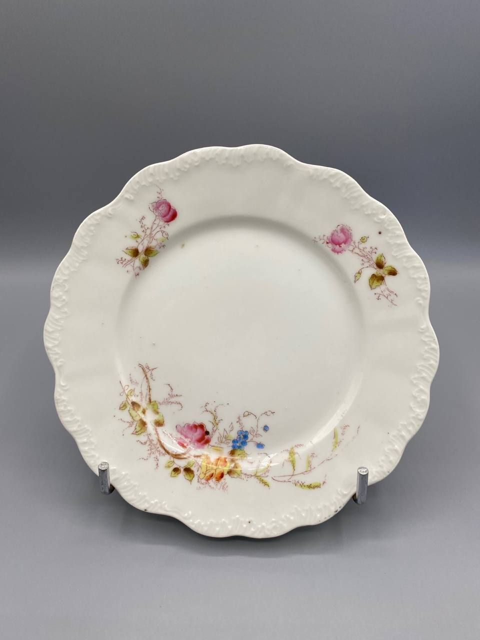 Assiette à dessert porcelaine Elite France, décor floral roses et fleurs bleues