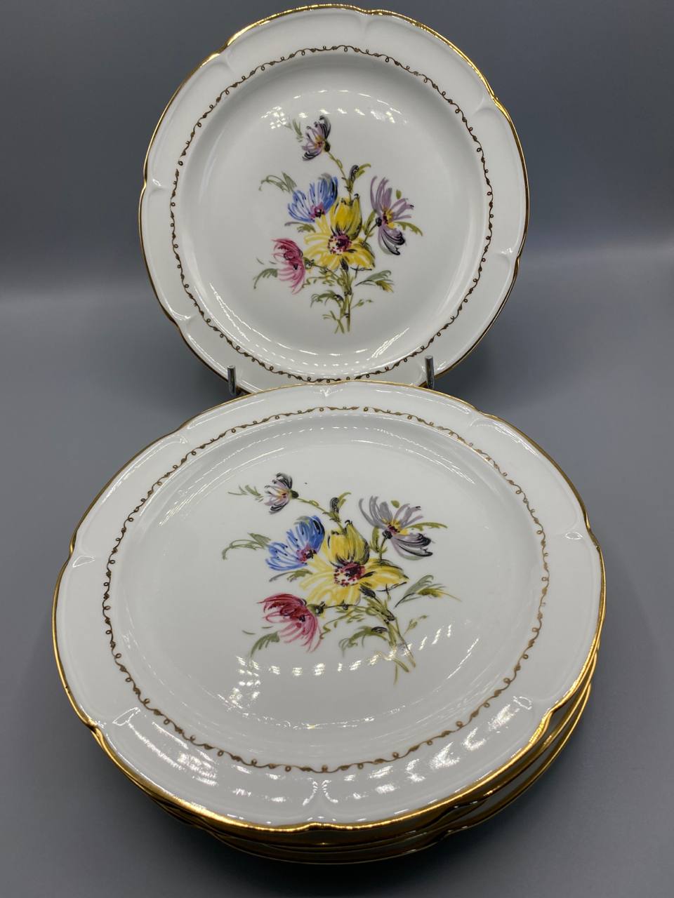 5 assiettes plates porcelaine Royal C.G. Vierzon, décor floral polychrome