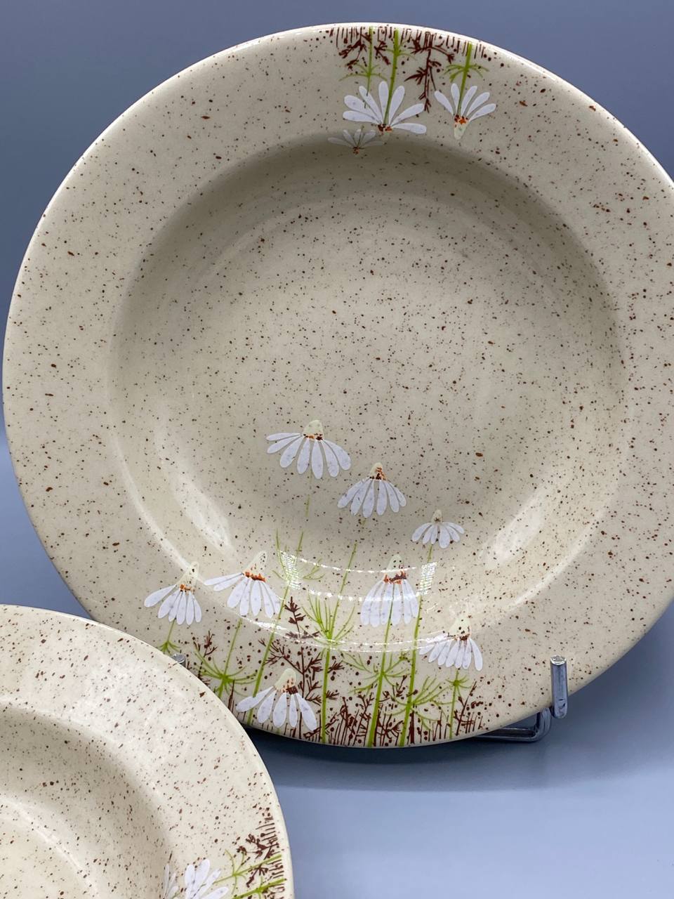 6 assiettes creuses grès Tułowice, détail décor marguerites blanches