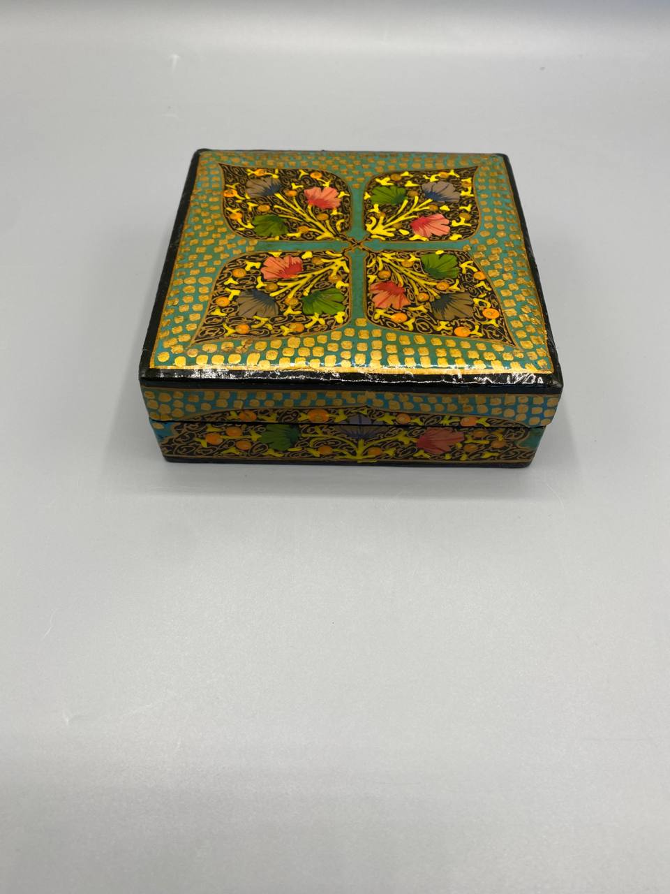 Coffret bois laqué décor floral polychrome doré – vue de côté avec mètre
