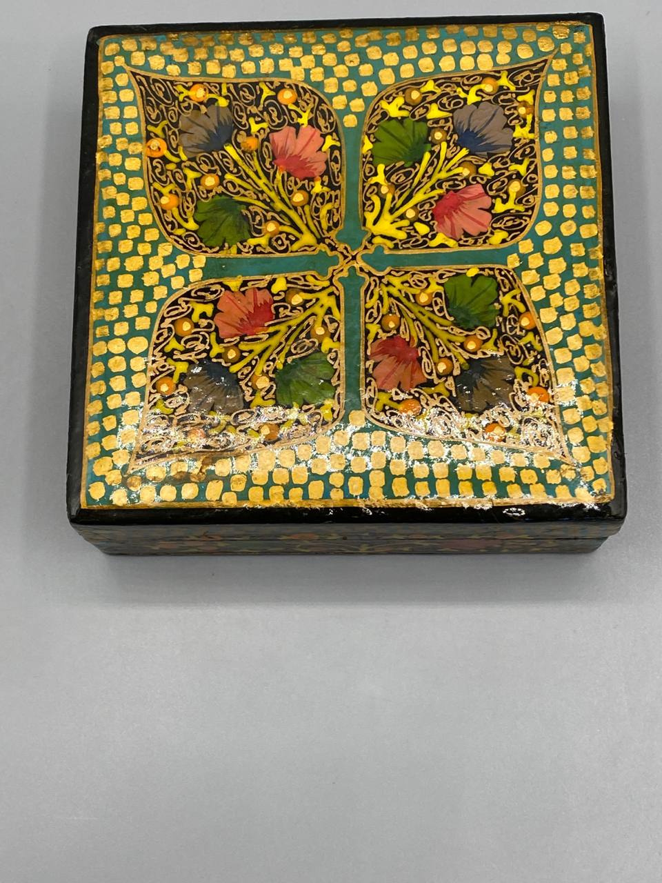Coffret bois laqué décor floral polychrome doré – vue du dessus