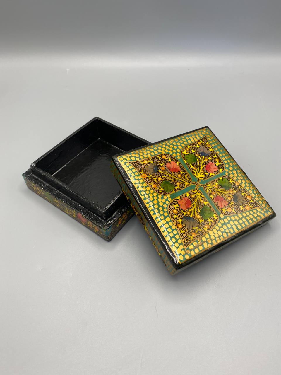 Coffret bois laqué décor floral polychrome doré – vue trois quarts