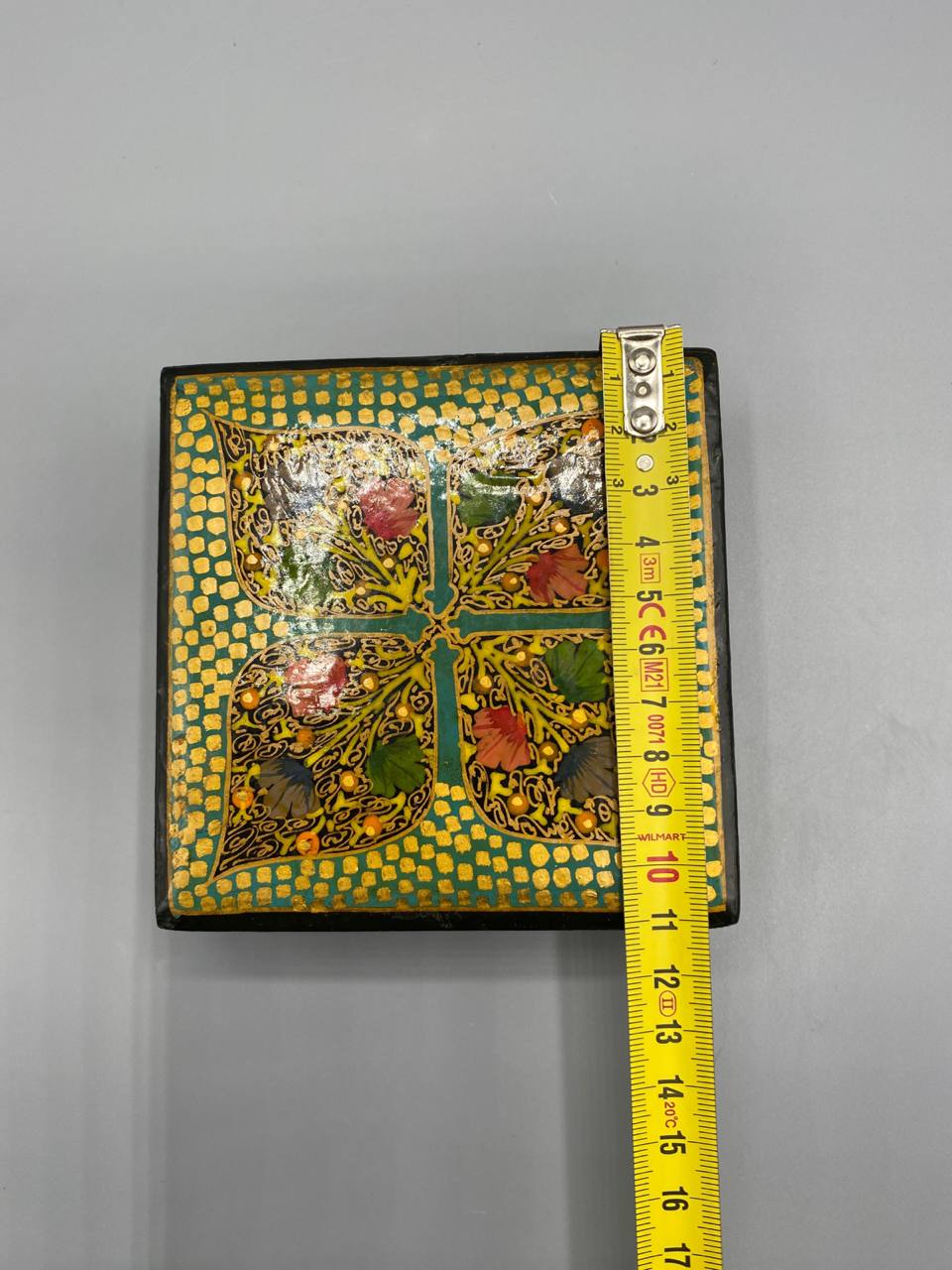 Coffret bois laqué décor floral – vue du dessus avec mètre