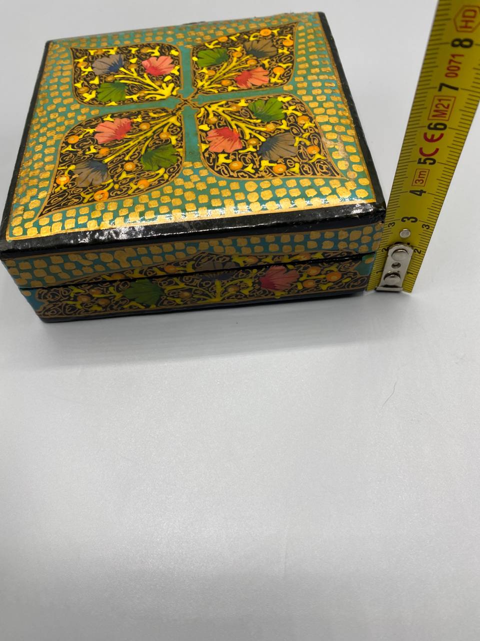 Coffret bois laqué décor floral – couvercle ouvert, vue trois quarts