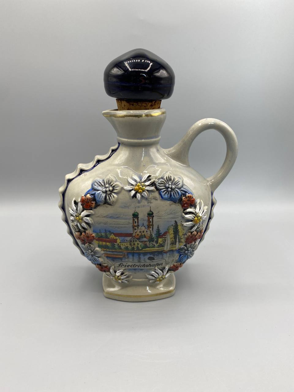 Carafe céramique Friedrichshafen – décor relief couple folklorique, vue de face