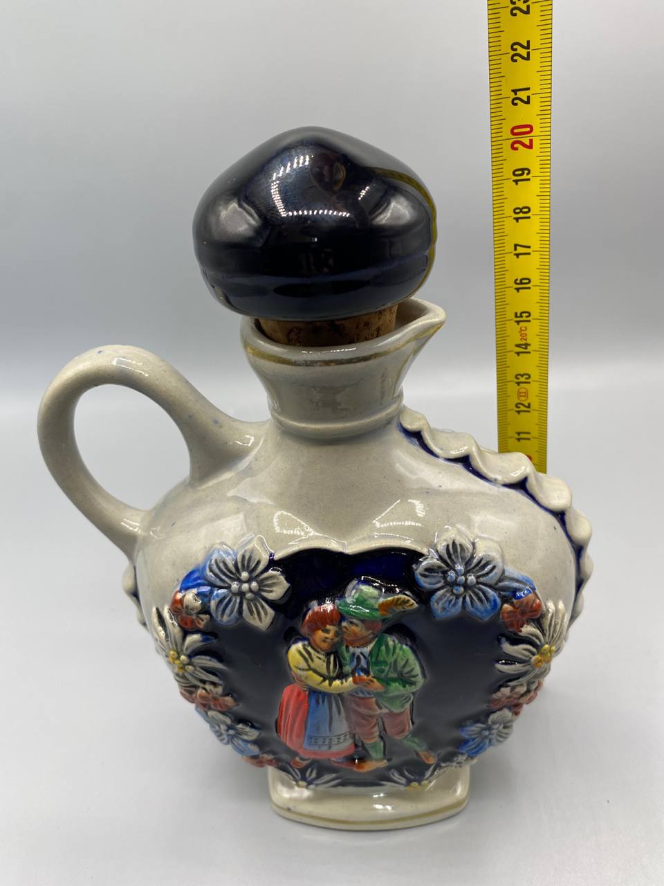 Carafe céramique Friedrichshafen – détail décor relief couple en costume traditionnel