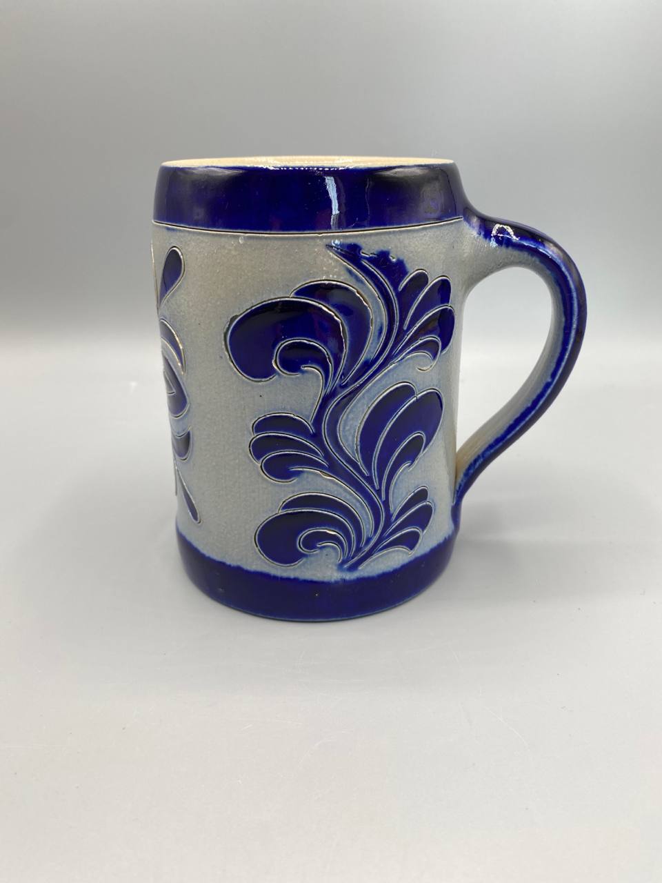 Chope grès Westerwald – décor feuille d'acanthe bleu cobalt, vue de face avec anse
