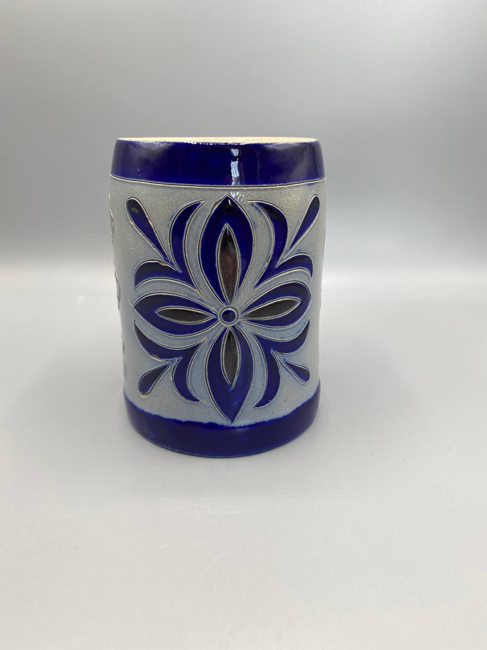 Chope grès Westerwald – décor fleur rayonnante bleu cobalt, vue de dos