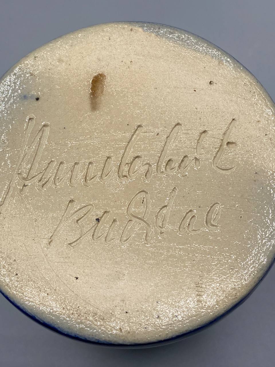 Chope grès Westerwald – fond avec signature manuscrite Kannenbäckerland Burdae