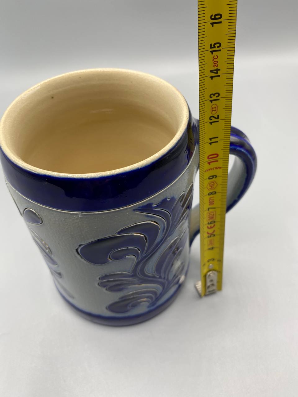 Chope grès Westerwald – vue de hauteur avec mètre, environ 13 cm