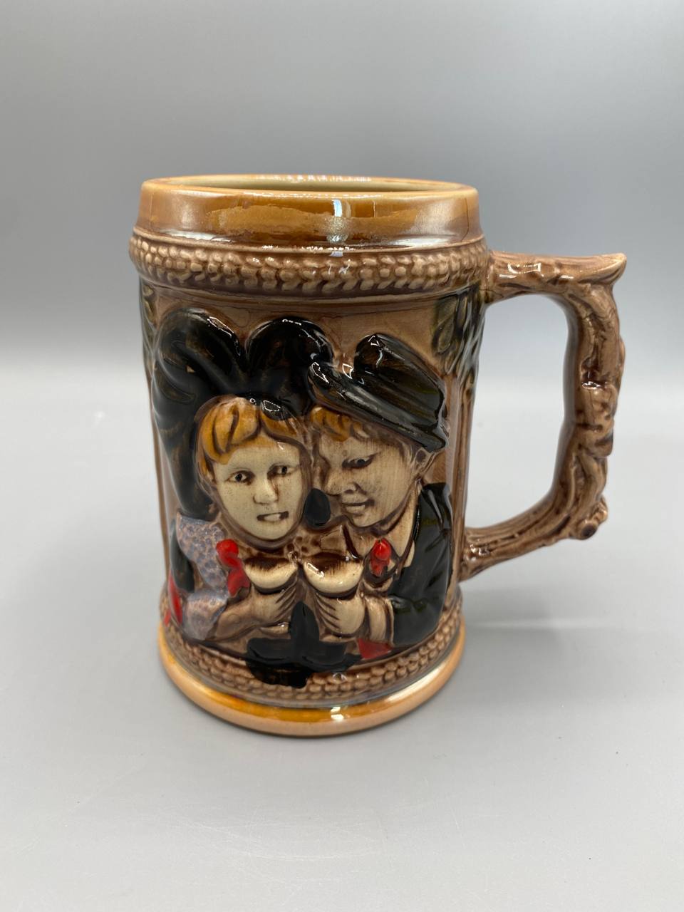 Chope alsacienne grès émaillé – décor couple en costume traditionnel alsacien, vue de face