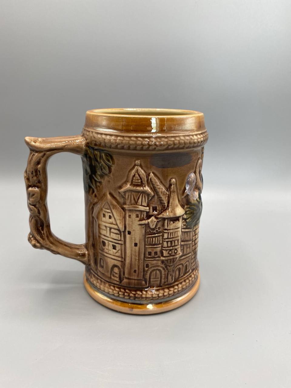 Chope alsacienne grès émaillé – décor maisons à colombages et tour médiévale, vue de dos