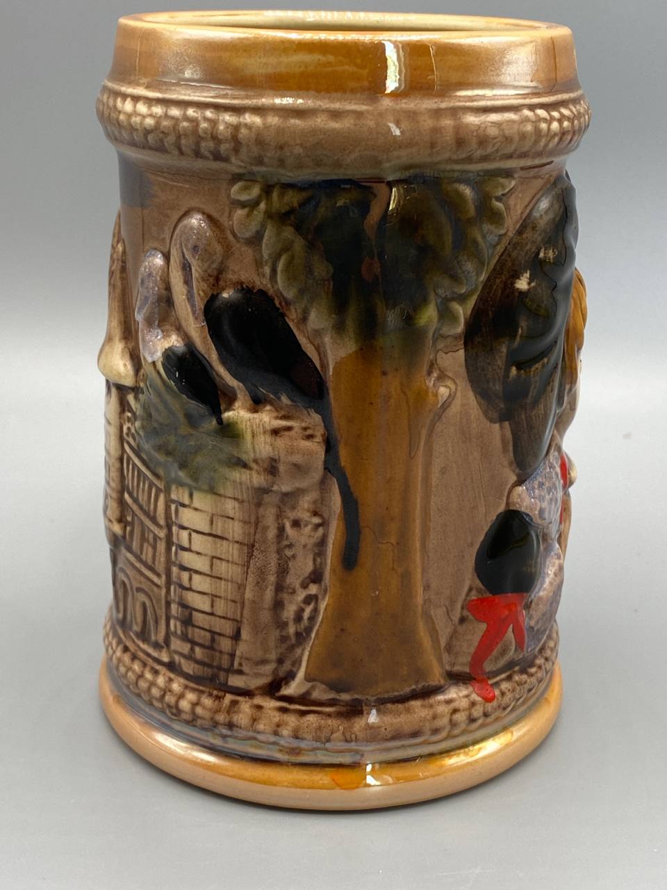 Chope alsacienne grès émaillé – vue trois quarts, décor arbre et personnage