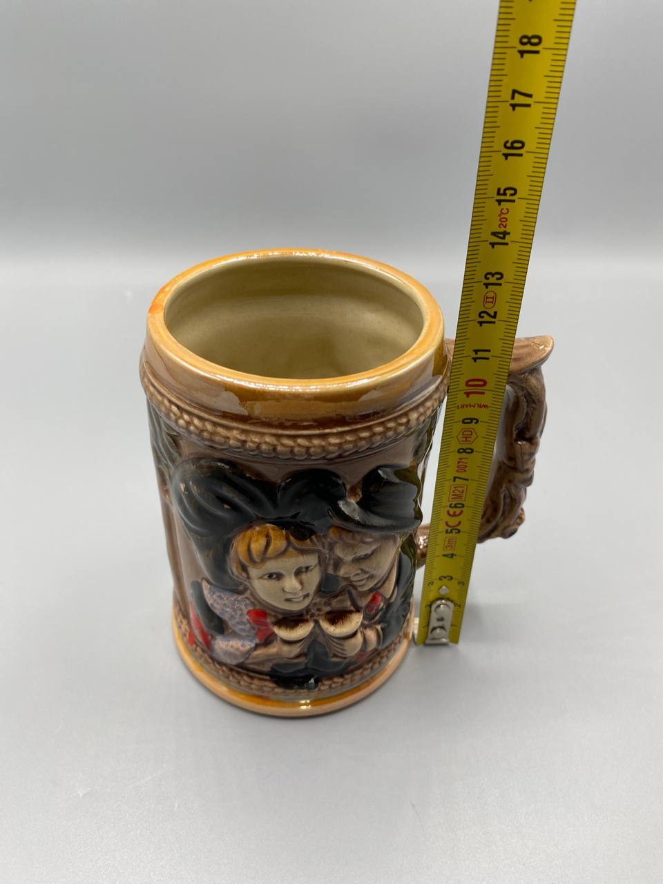 Chope alsacienne grès émaillé – vue de hauteur avec mètre, environ 13 cm