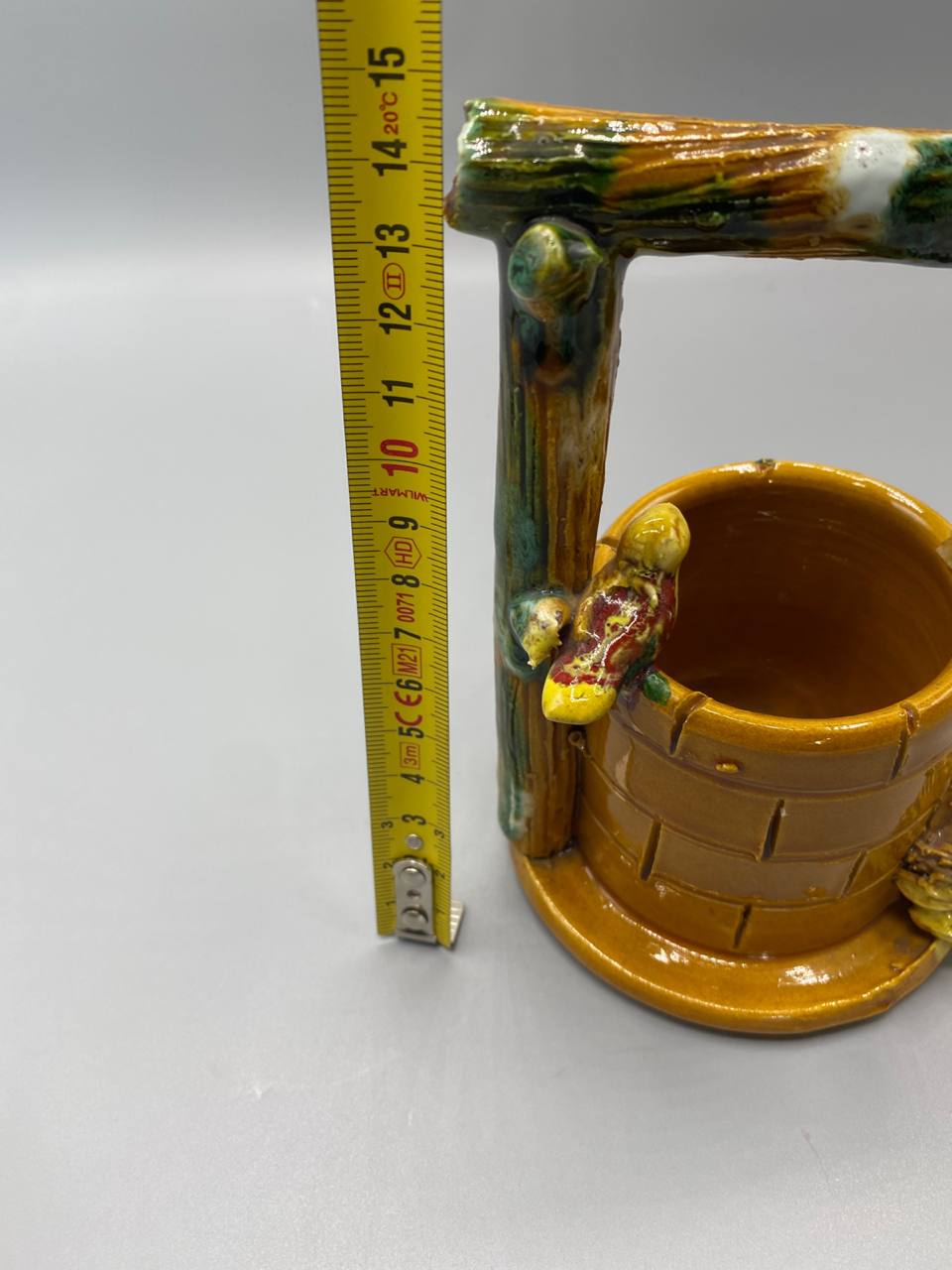 Puits décoratif Vallauris barbotine – vue de largeur avec mètre, environ 13 cm