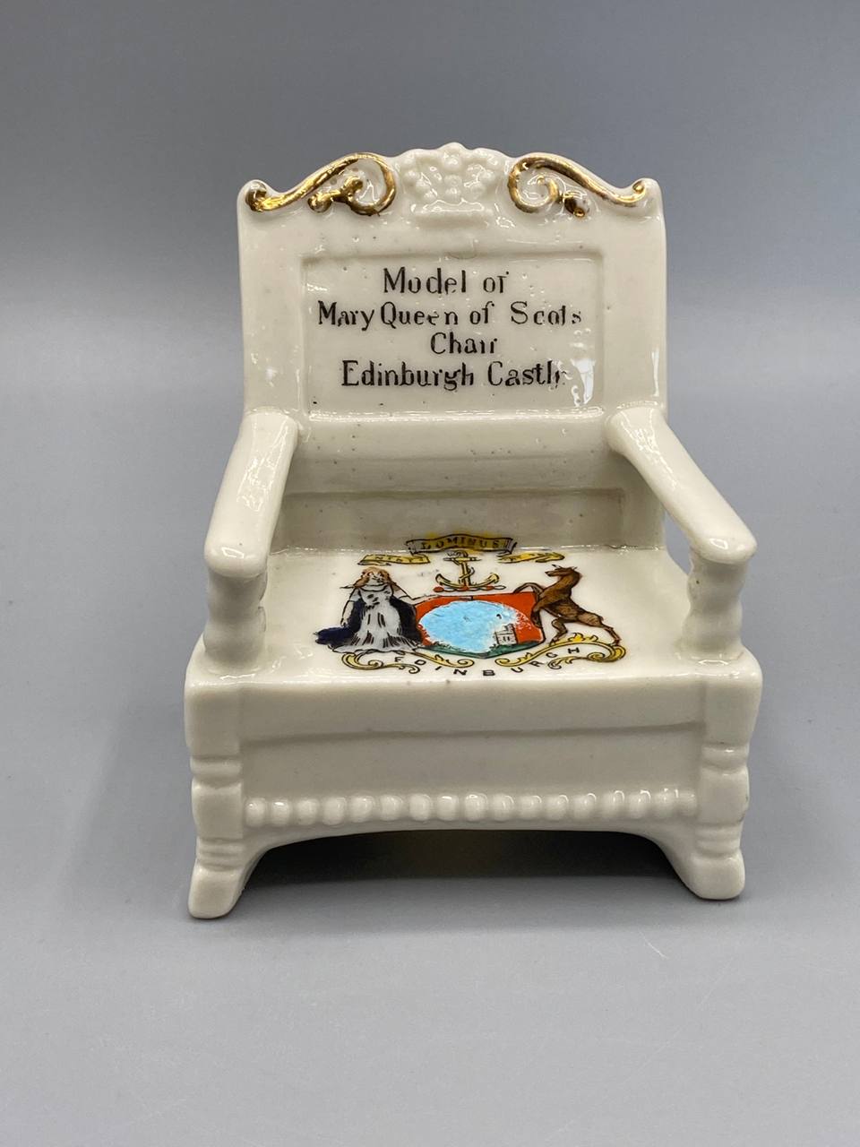 Figurine crested china fauteuil Marie Reine d'Écosse – vue de face, inscription et armoiries