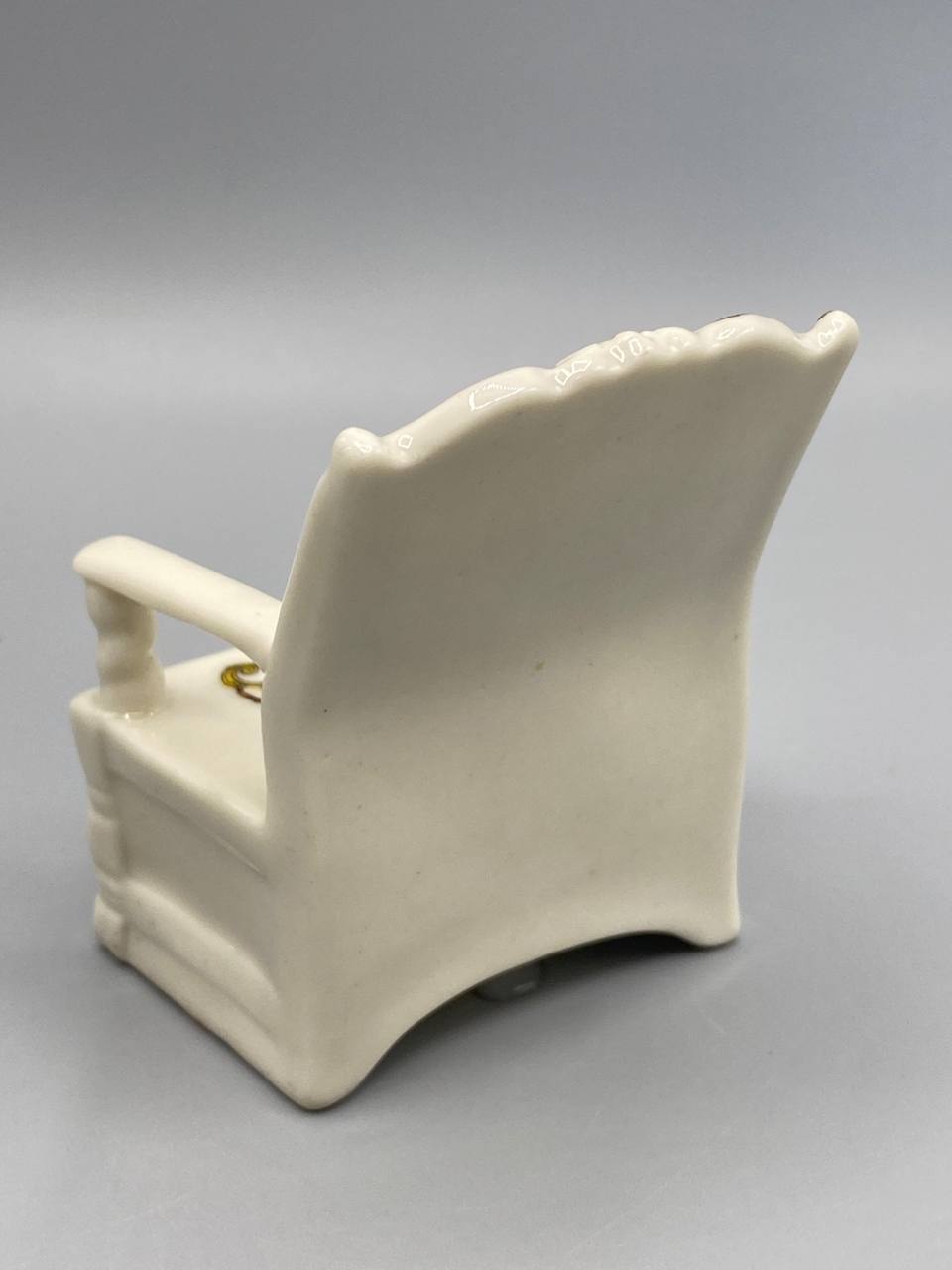 Figurine crested china fauteuil Marie Reine d'Écosse – vue de dos, porcelaine blanche