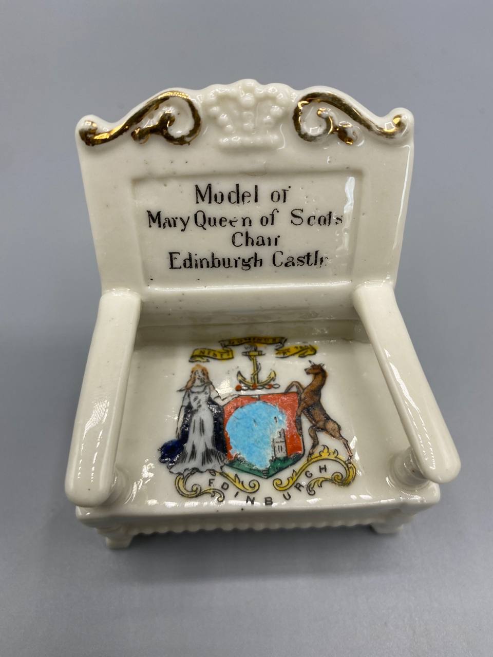 Figurine crested china fauteuil Marie Reine d'Écosse – vue du dessus, armoiries Édimbourg