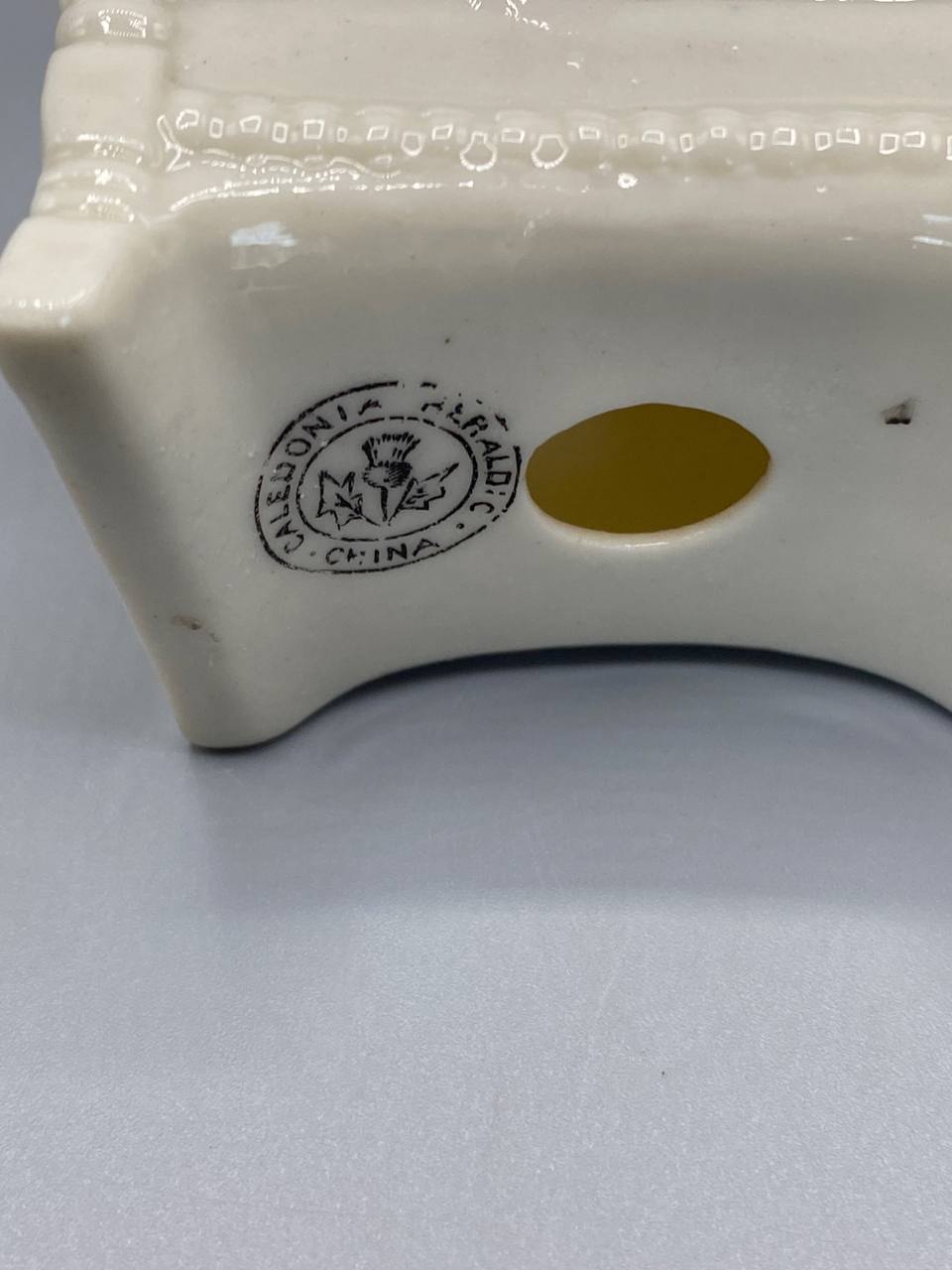 Figurine crested china – fond avec estampille Caledonia Heraldic China et chardon écossais