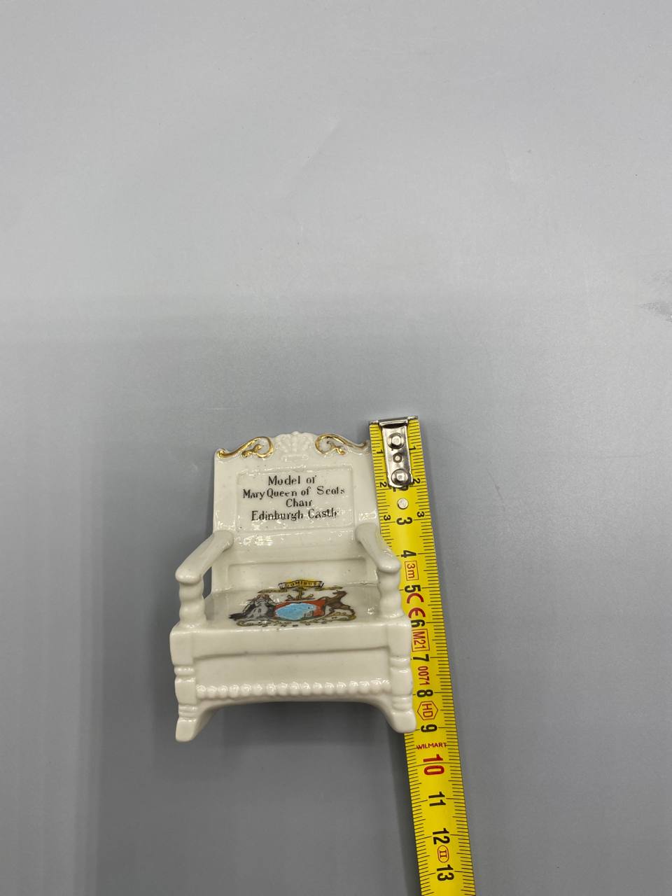 Figurine crested china fauteuil Marie Reine d'Écosse – vue de hauteur avec mètre, environ 8 cm