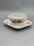 Saucière dinette porcelaine fleurie – vue trois quarts face, décor floral violet