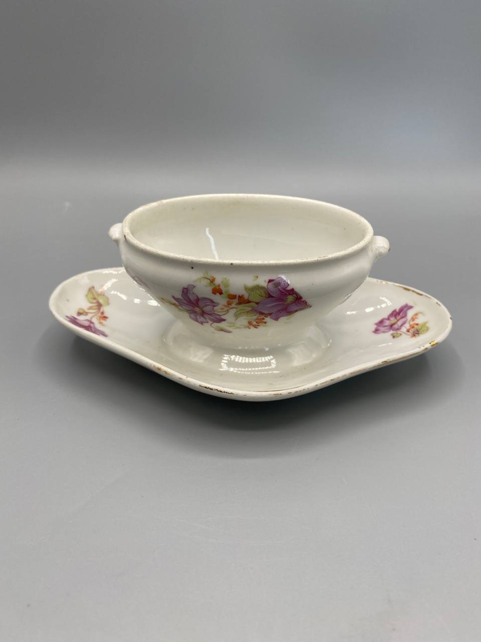 Saucière dinette porcelaine fleurie – vue trois quarts face, décor floral violet