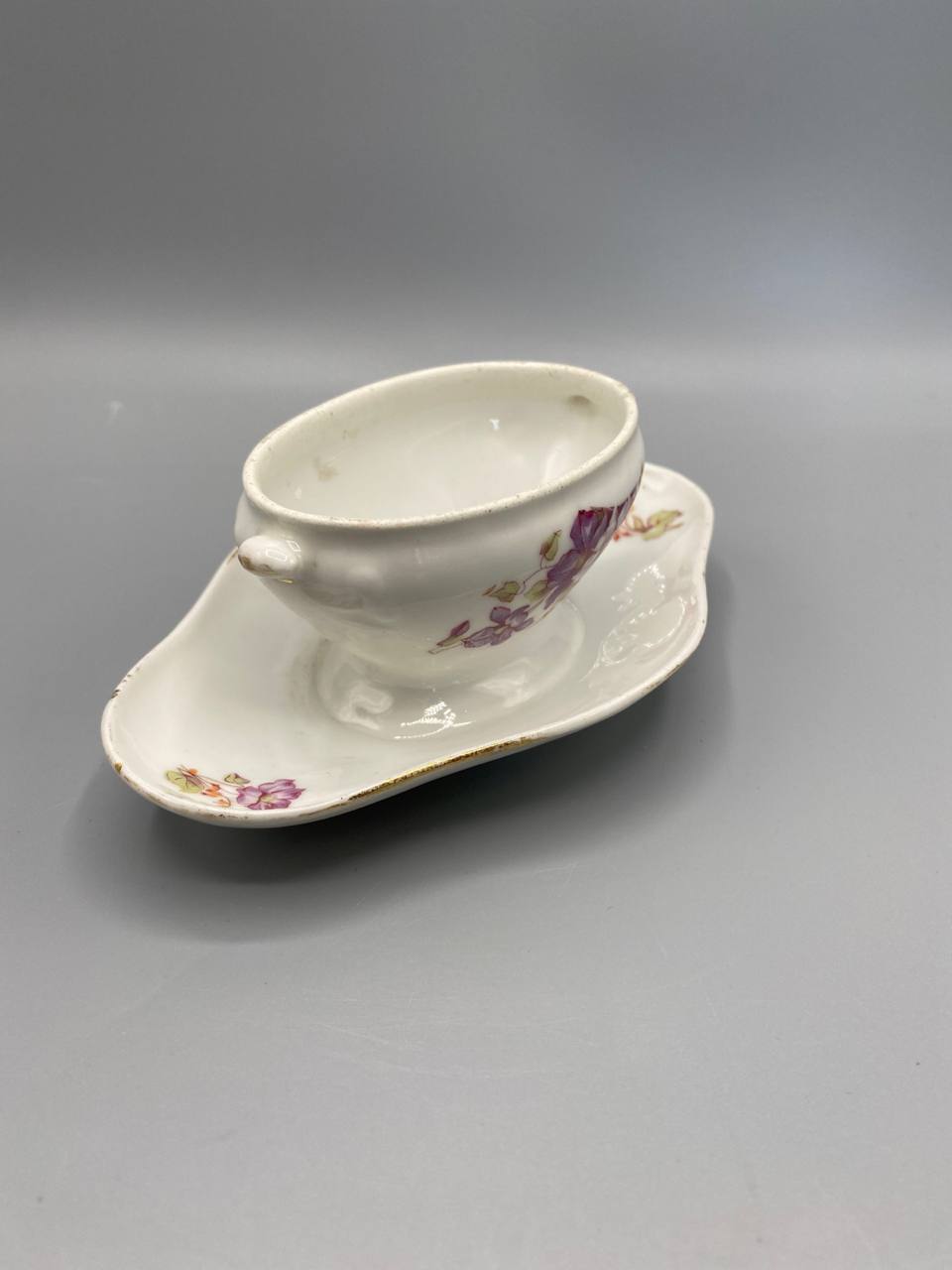 Saucière dinette porcelaine fleurie – vue trois quarts dos, oreillettes et plateau