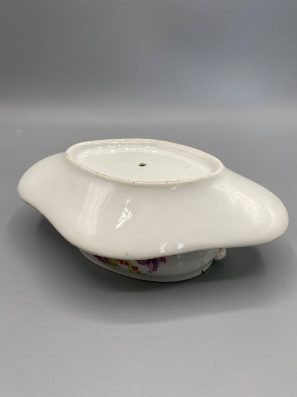 Saucière dinette porcelaine fleurie – fond du plateau, porcelaine blanche non marquée