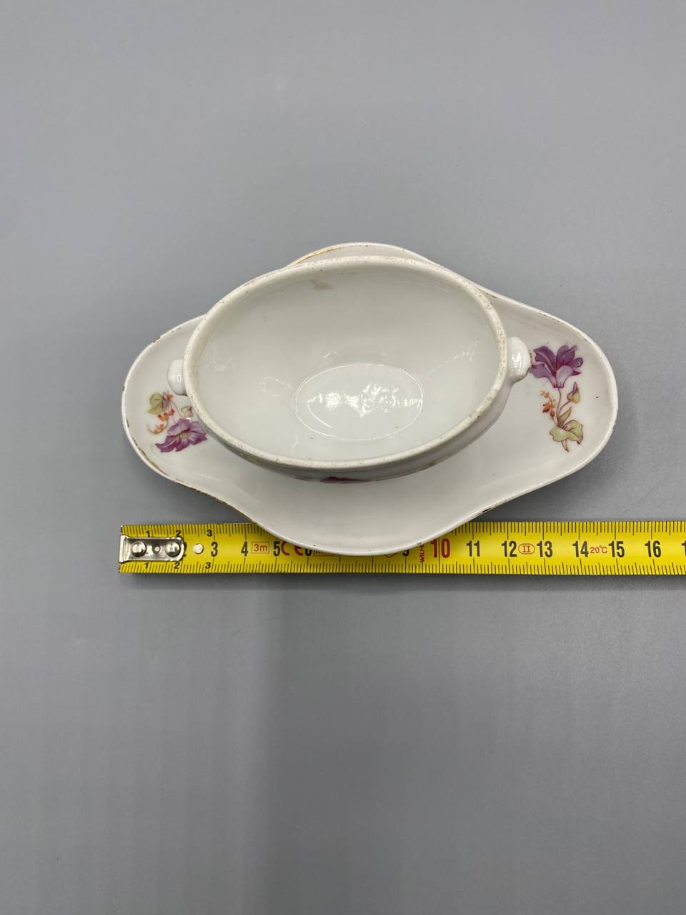 Saucière dinette porcelaine fleurie – vue du dessus avec mètre, longueur environ 16 cm