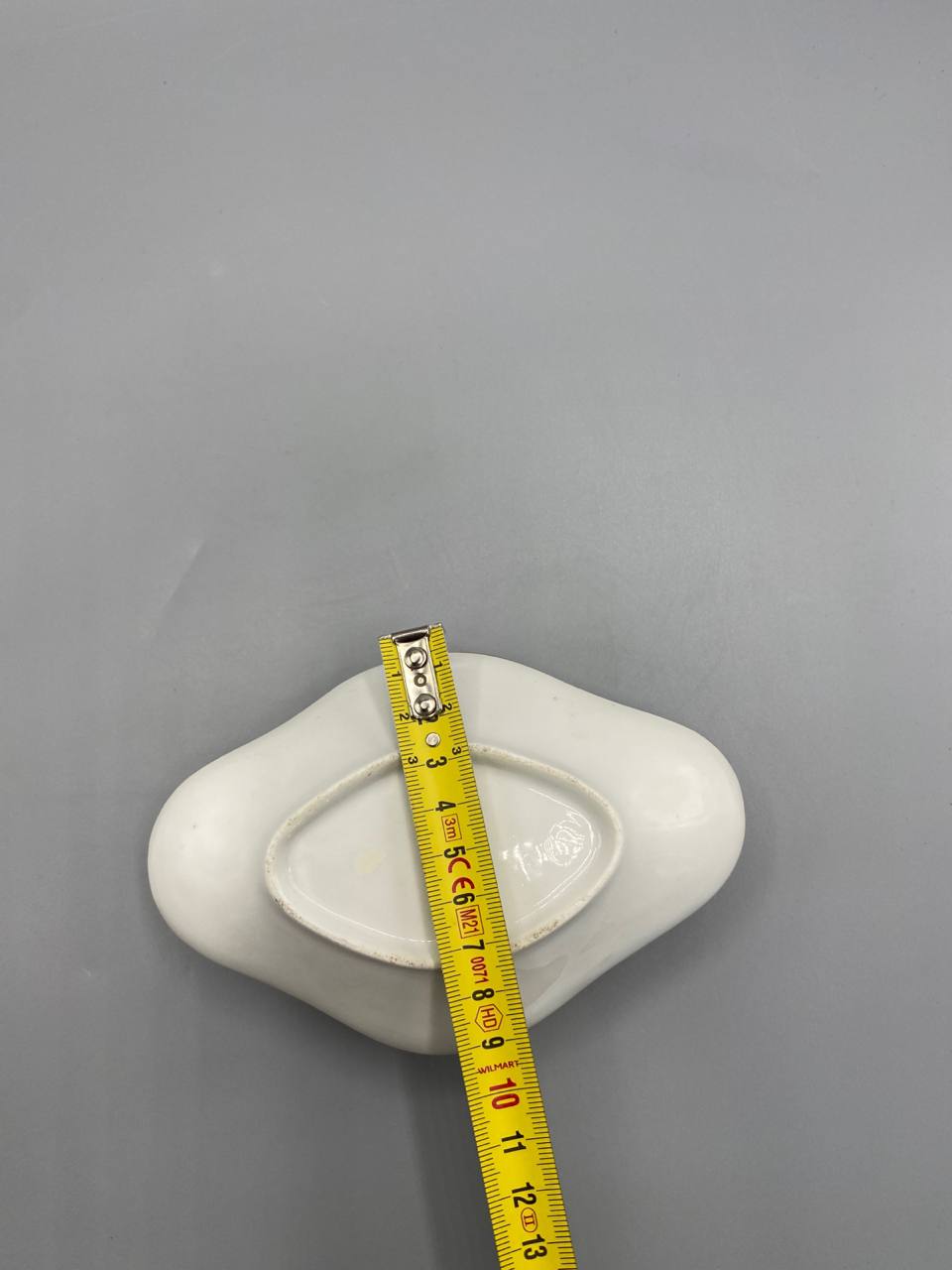 Saucière dinette porcelaine fleurie – vue de largeur avec mètre, largeur environ 10 cm