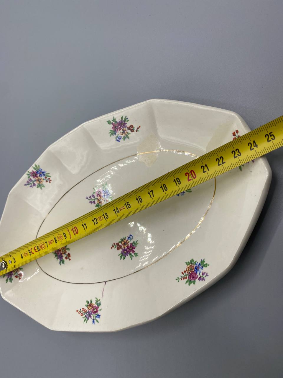 Ravier porcelaine Céranord – vue de longueur avec mètre, environ 25 cm