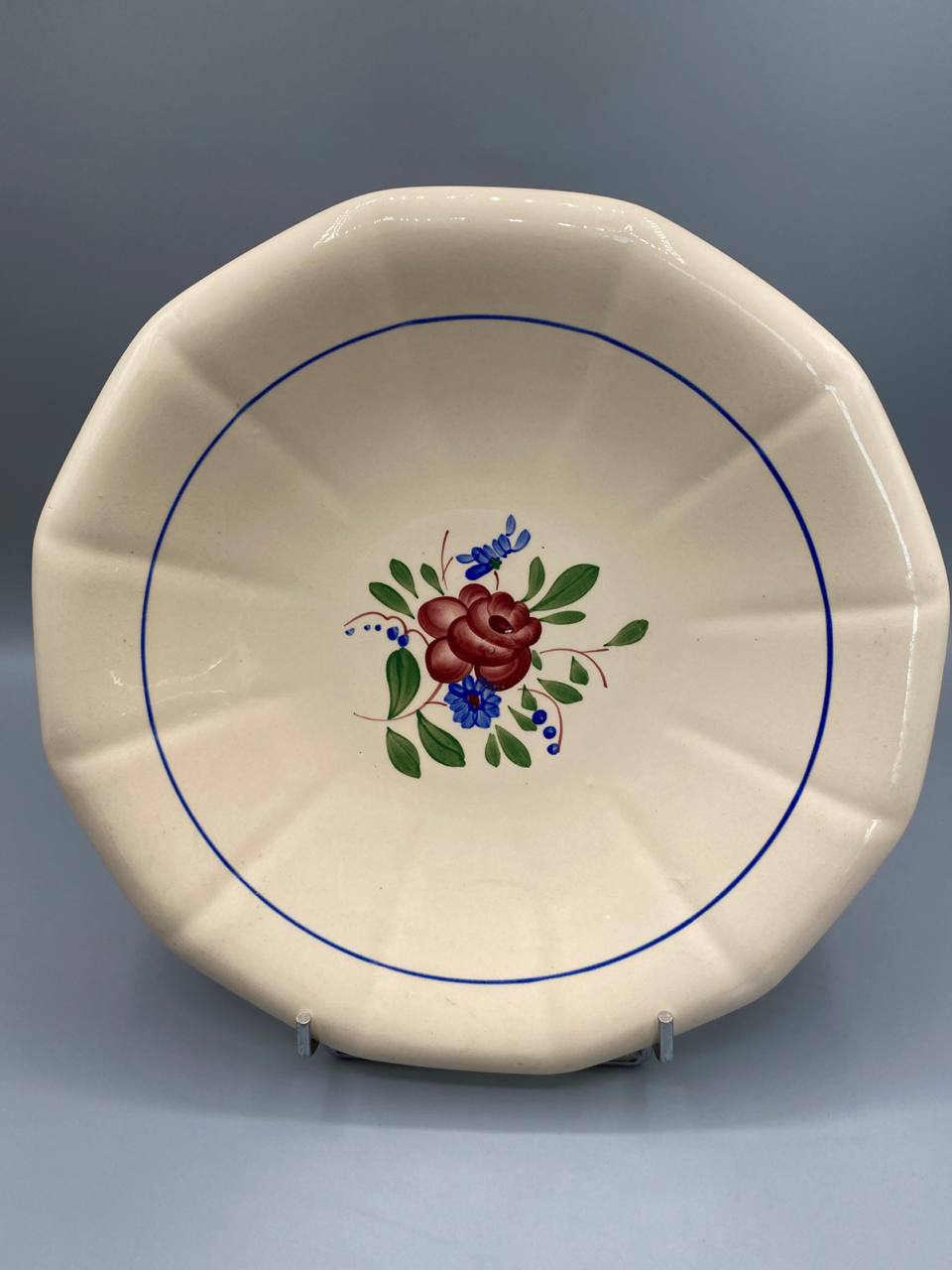 Saladier Digoin Sarreguemines décor 9177 – vue de dessus, rose bordeaux et fleurs bleues peintes main
