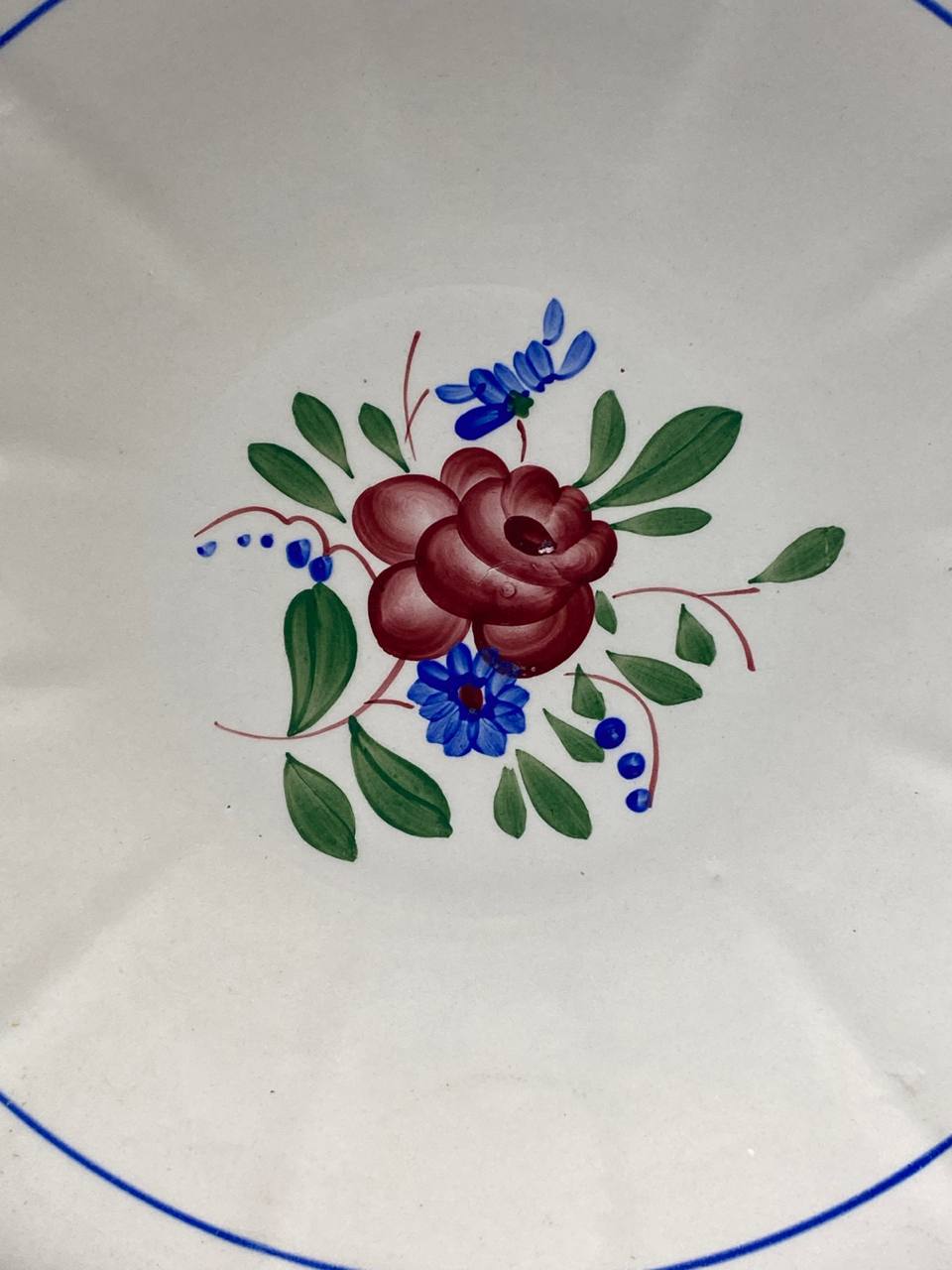 Saladier Digoin Sarreguemines décor 9177 – détail du bouquet central, rose et myosotis