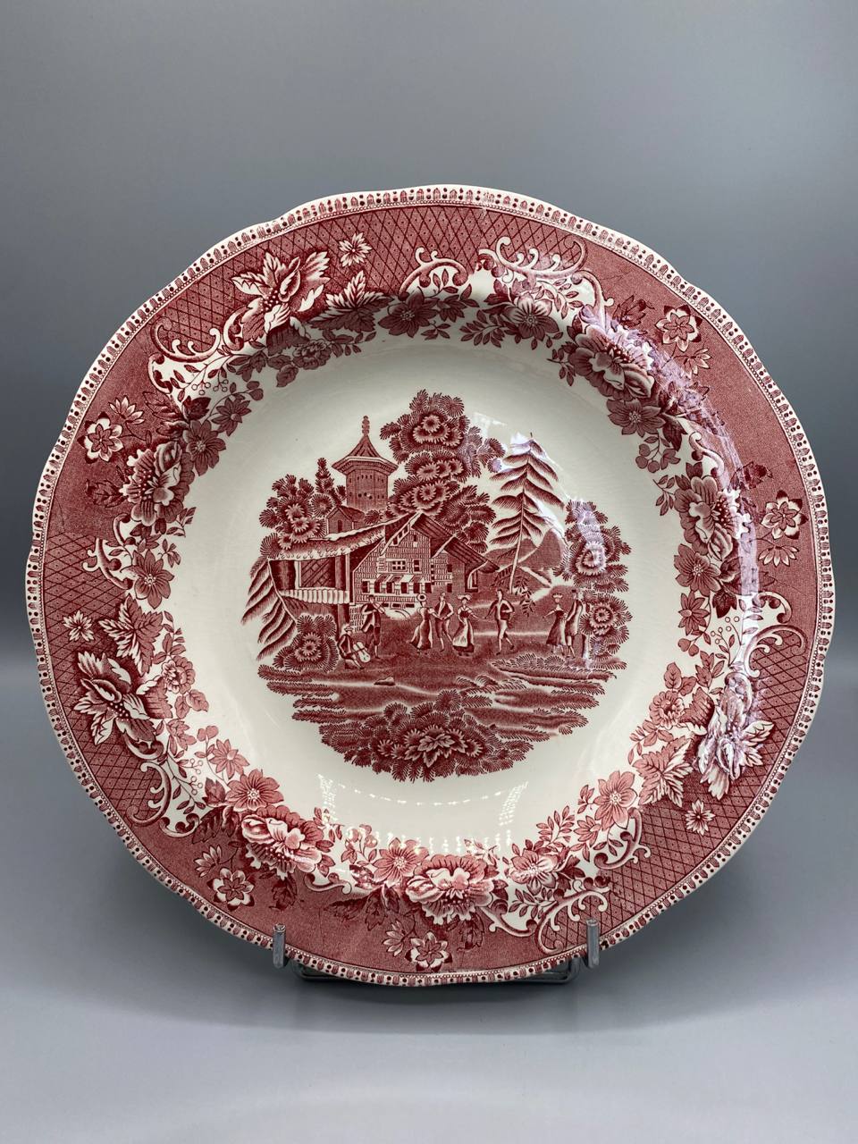 Grand plat creux Enoch Wedgwood décor Avon Cottage – vue de face, transferware rouge cramoisi
