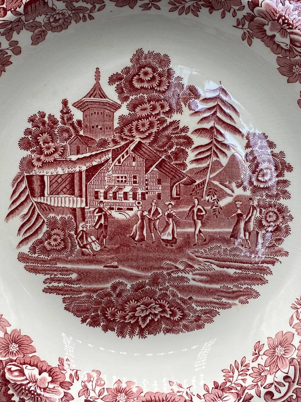 Grand plat creux Avon Cottage – détail scène centrale, personnages et pagode