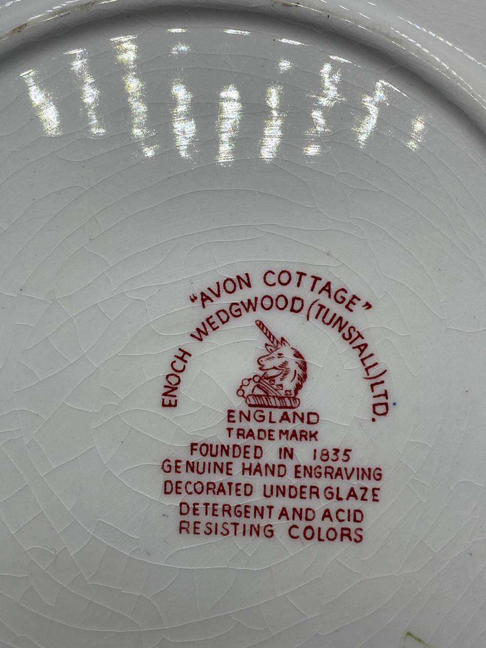 Grand plat creux Avon Cottage – fond avec estampille Enoch Wedgwood Tunstall England