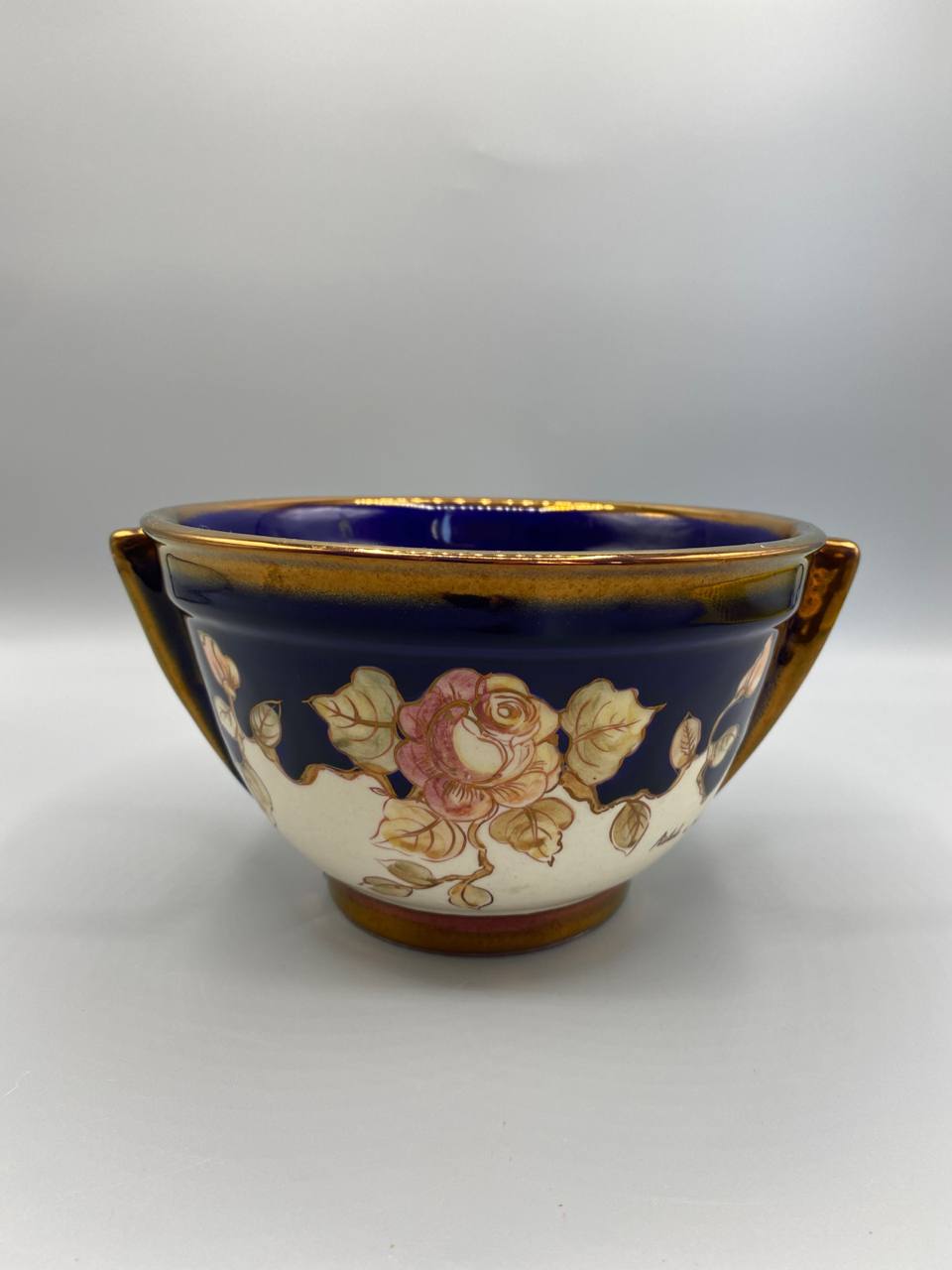 Bol céramique Arnaldo – vue trois quarts, bleu cobalt et roses dorées peintes main