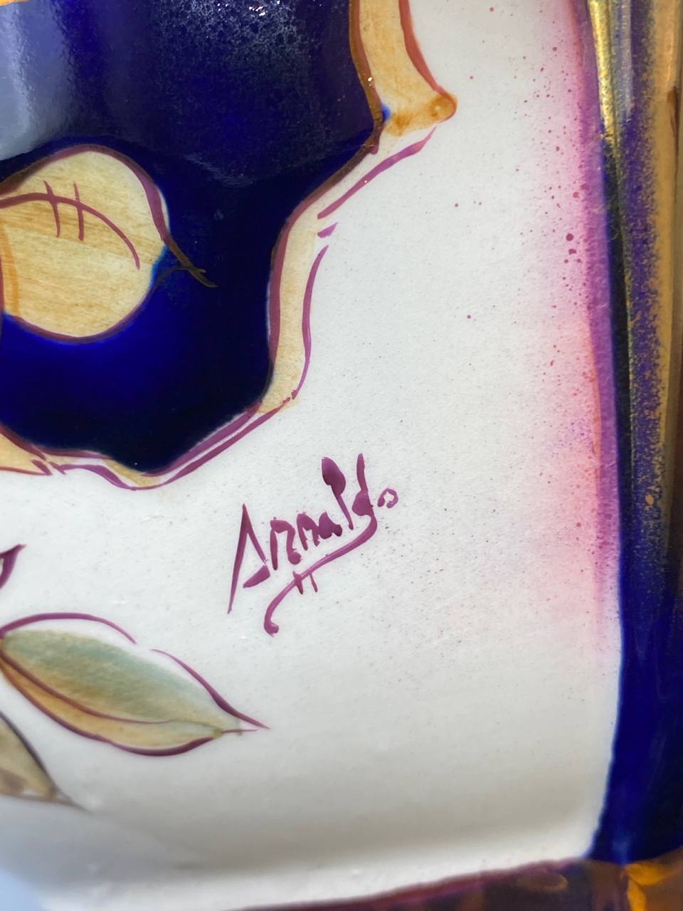 Bol céramique Arnaldo – vue détail anse dorée et transition bleu cobalt blanc