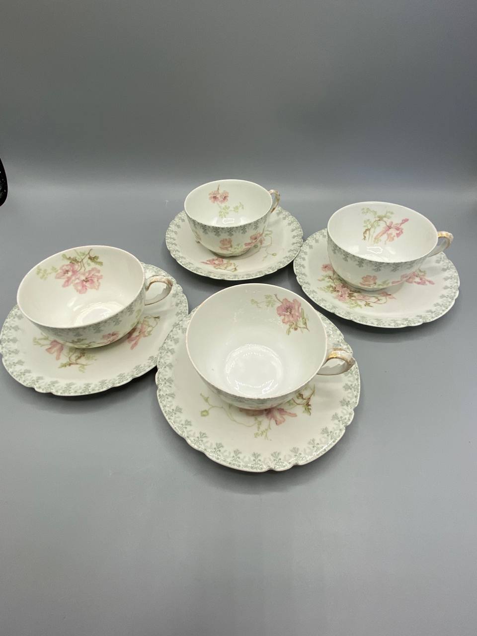 4 tasses et sous-tasses Jean Pouyat Limoges – vue d'ensemble, décor floral pastel Belle Époque