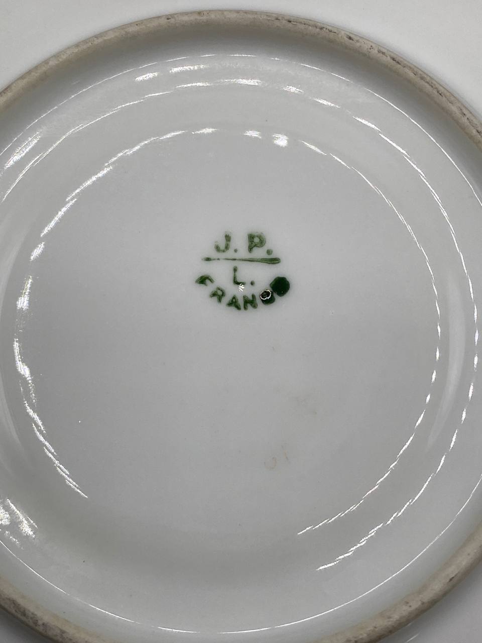 Sous-tasse Jean Pouyat Limoges – fond avec estampille J.P. L. France verte