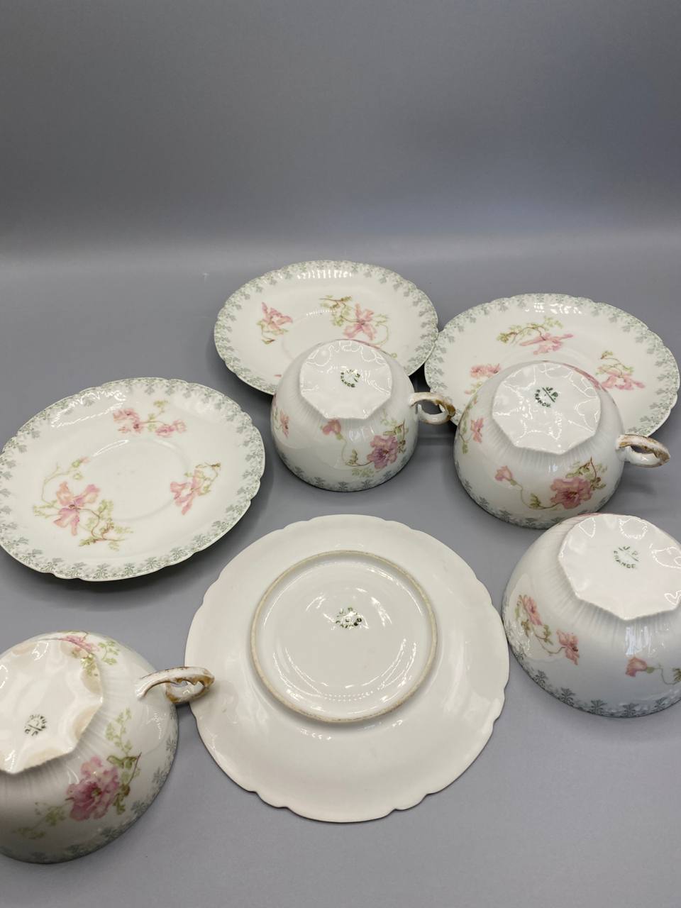 4 tasses et sous-tasses Jean Pouyat Limoges – vue des fonds retournés, bases propres