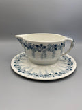 Tasse et soucoupe HBCM décor Seoul – vue trois quarts, frise florale bleu deux tons