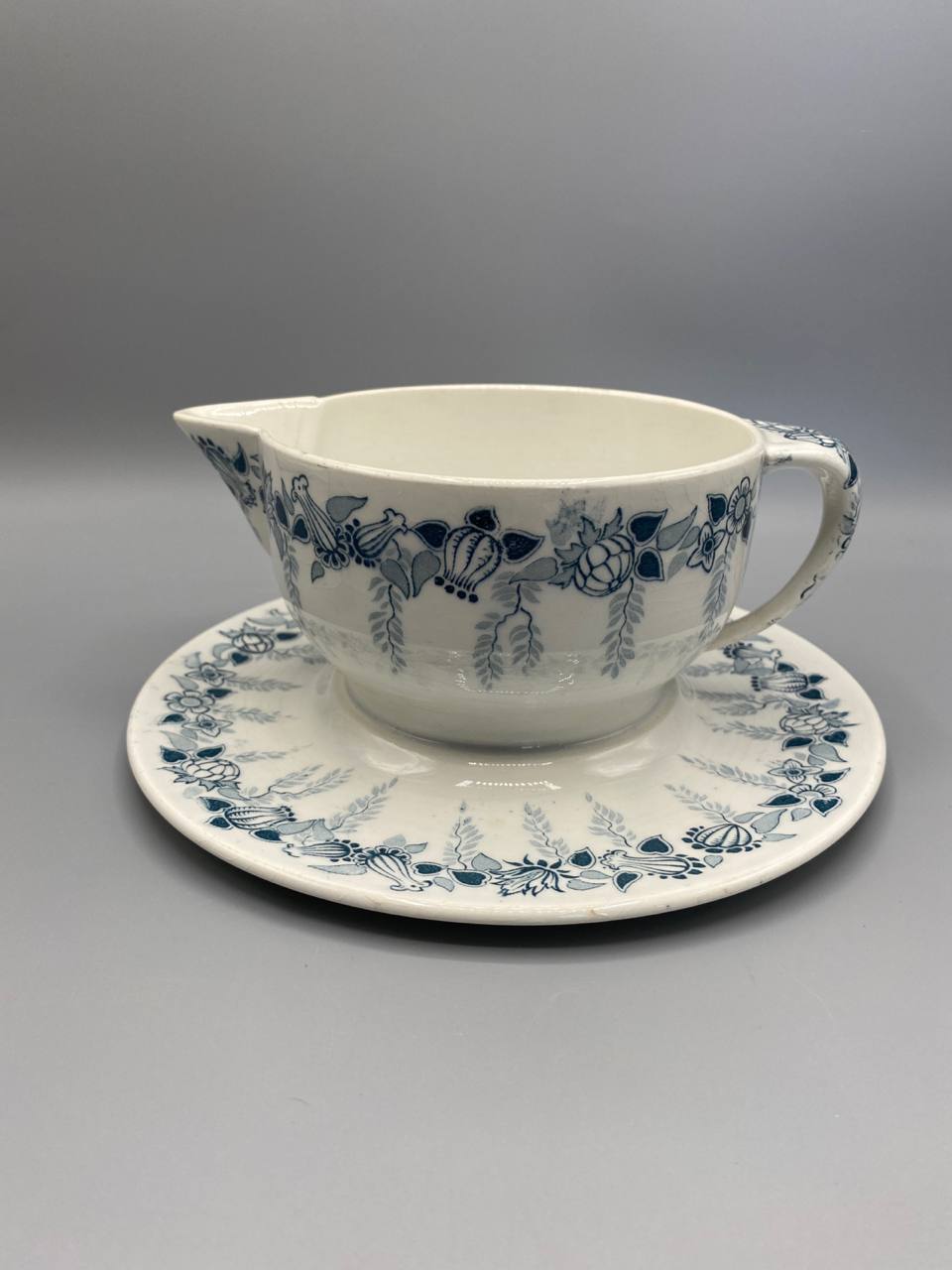 Tasse et soucoupe HBCM décor Seoul – vue trois quarts, frise florale bleu deux tons