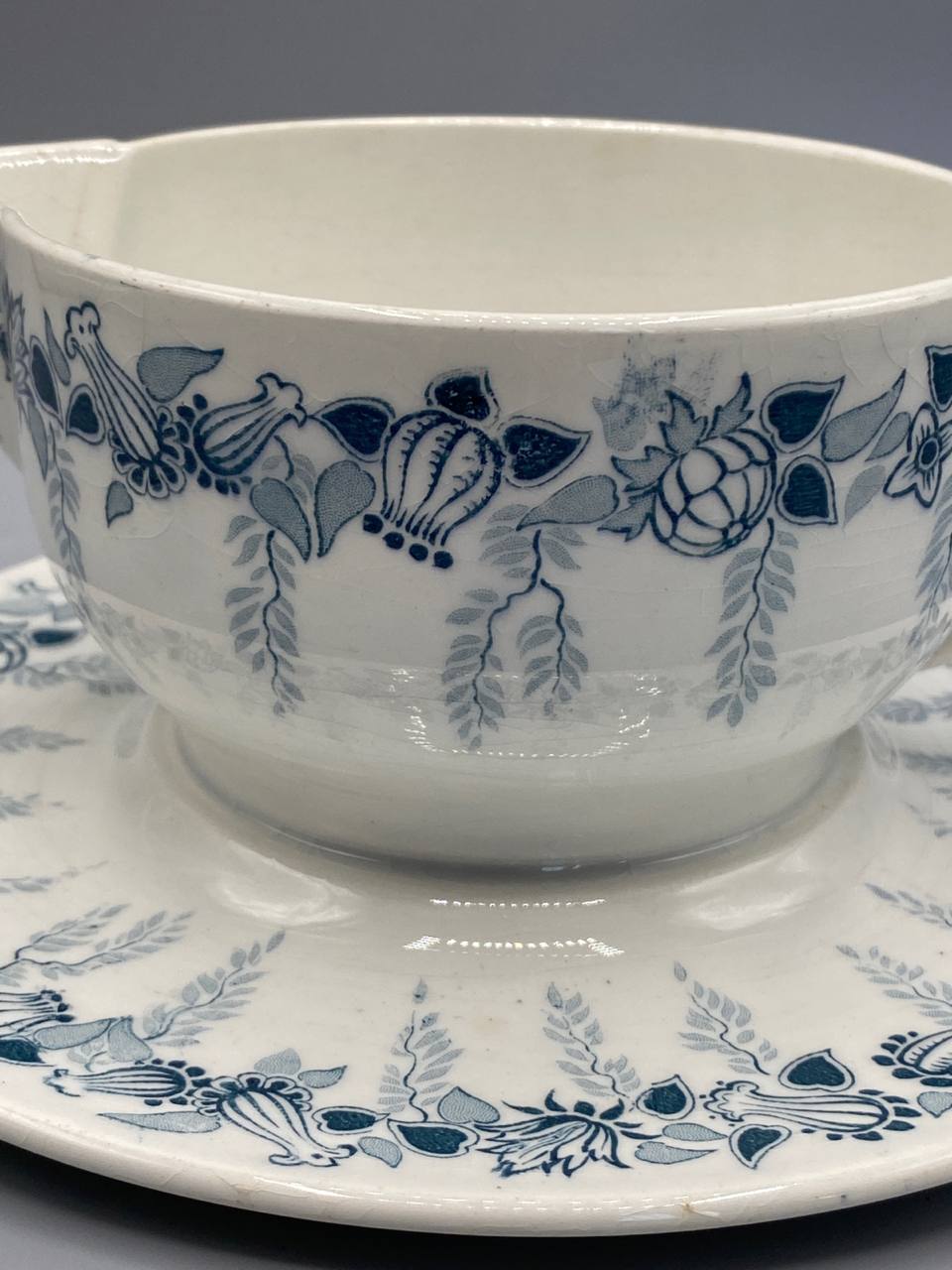 Tasse et soucoupe HBCM Seoul – vue de face, bord festonné à godrons